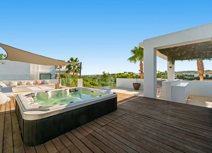 VILLA CONTEMPORÁNEA EN COMUNIDAD PRIVADA DE NUEVA ANDALUCIA