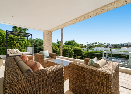 VILLA CONTEMPORÁNEA EN COMUNIDAD PRIVADA DE NUEVA ANDALUCIA