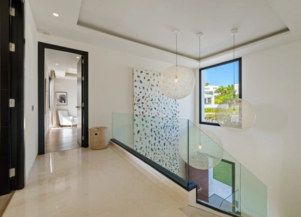 VILLA CONTEMPORÁNEA EN COMUNIDAD PRIVADA DE NUEVA ANDALUCIA