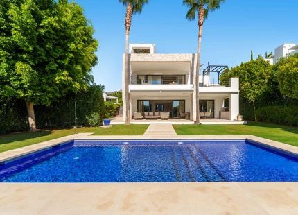 VILLA CONTEMPORÁNEA EN COMUNIDAD PRIVADA DE NUEVA ANDALUCIA