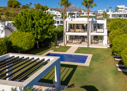 VILLA CONTEMPORÁNEA EN COMUNIDAD PRIVADA DE NUEVA ANDALUCIA