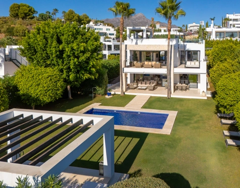 Villa en venta en Nueva Andalucia, Marbella