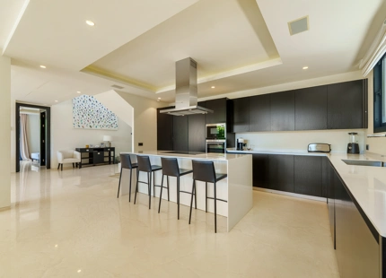 VILLA CONTEMPORÁNEA EN COMUNIDAD PRIVADA DE NUEVA ANDALUCIA