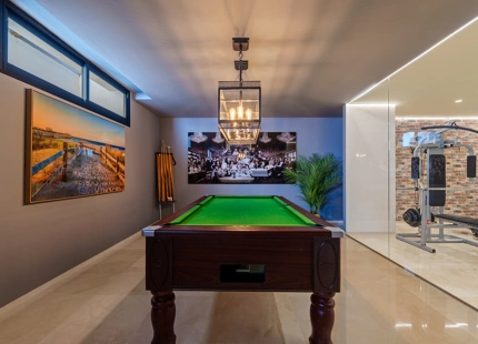 VILLA CONTEMPORÁNEA EN COMUNIDAD PRIVADA DE NUEVA ANDALUCIA
