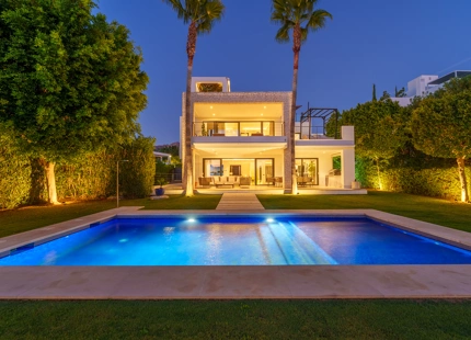 VILLA CONTEMPORÁNEA EN COMUNIDAD PRIVADA DE NUEVA ANDALUCIA