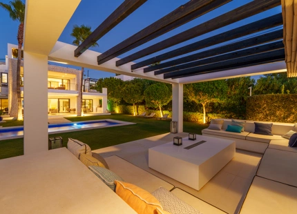 VILLA CONTEMPORÁNEA EN COMUNIDAD PRIVADA DE NUEVA ANDALUCIA