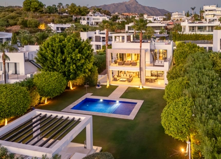 VILLA CONTEMPORÁNEA EN COMUNIDAD PRIVADA DE NUEVA ANDALUCIA