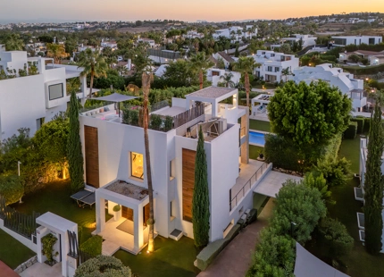 VILLA CONTEMPORÁNEA EN COMUNIDAD PRIVADA DE NUEVA ANDALUCIA