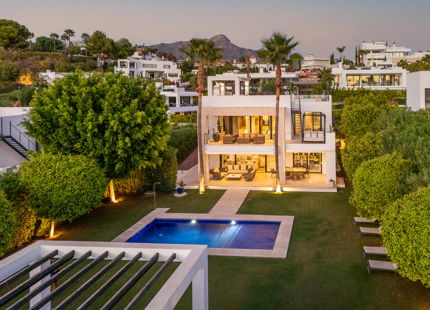 VILLA CONTEMPORÁNEA EN COMUNIDAD PRIVADA DE NUEVA ANDALUCIA