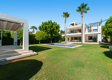 VILLA CONTEMPORÁNEA EN COMUNIDAD PRIVADA DE NUEVA ANDALUCIA
