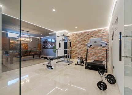 VILLA CONTEMPORÁNEA EN COMUNIDAD PRIVADA DE NUEVA ANDALUCIA