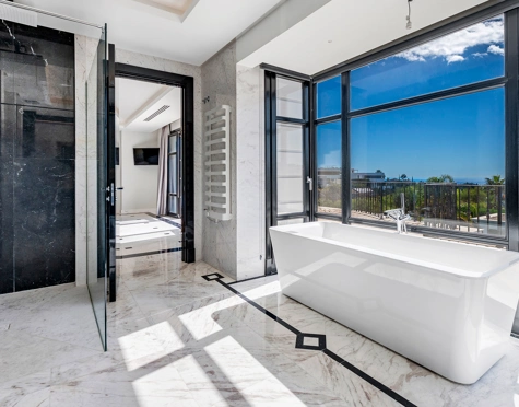 Villa en venta en La Alqueria, Benahavis