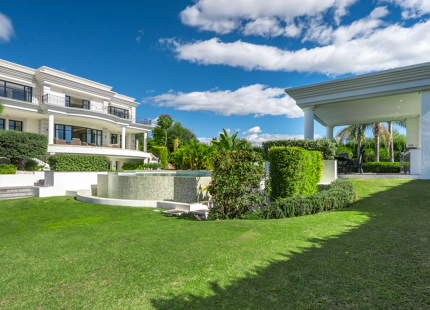 ELEGANTE VILLA CLÁSICA CON VISTAS PANORÁMICAS AL MAR Y AL GOLF EN LA ALQUERÍA