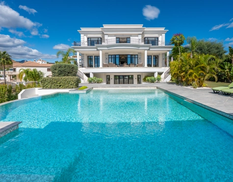 ELEGANTE VILLA CLÁSICA CON VISTAS PANORÁMICAS AL MAR Y AL GOLF EN LA ALQUERÍA