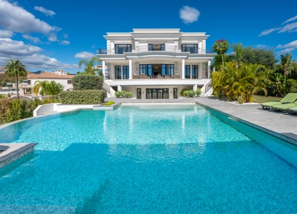 ELEGANTE VILLA CLÁSICA CON VISTAS PANORÁMICAS AL MAR Y AL GOLF EN LA ALQUERÍA