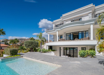 ELEGANTE VILLA CLÁSICA CON VISTAS PANORÁMICAS AL MAR Y AL GOLF EN LA ALQUERÍA