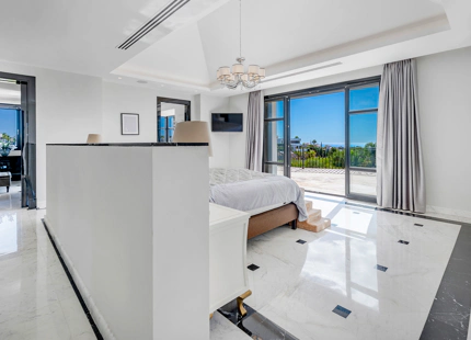 ELEGANTE VILLA CLÁSICA CON VISTAS PANORÁMICAS AL MAR Y AL GOLF EN LA ALQUERÍA