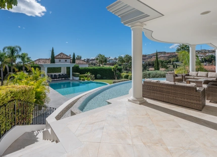 ELEGANTE VILLA CLÁSICA CON VISTAS PANORÁMICAS AL MAR Y AL GOLF EN LA ALQUERÍA