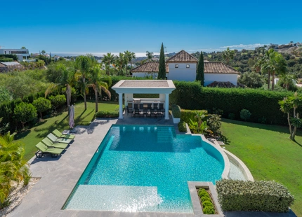 ELEGANTE VILLA CLÁSICA CON VISTAS PANORÁMICAS AL MAR Y AL GOLF EN LA ALQUERÍA