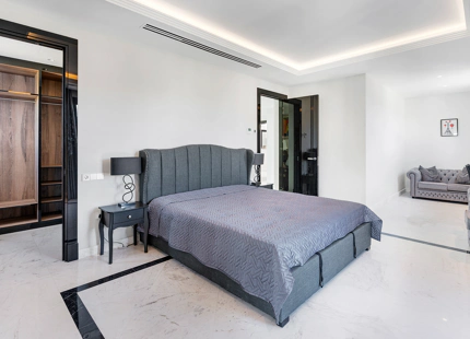 ELEGANTE VILLA CLÁSICA CON VISTAS PANORÁMICAS AL MAR Y AL GOLF EN LA ALQUERÍA