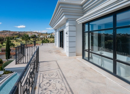 ELEGANTE VILLA CLÁSICA CON VISTAS PANORÁMICAS AL MAR Y AL GOLF EN LA ALQUERÍA