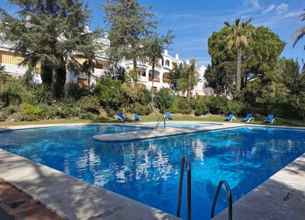 ELEGANTE APARTAMENTO ORIENTADO AL SUR CON VISTAS AL GOLF EN NUEVA ANDALUCIA