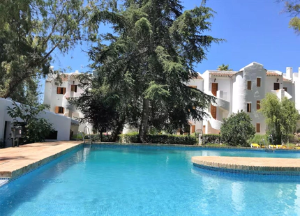 ELEGANTE APARTAMENTO ORIENTADO AL SUR CON VISTAS AL GOLF EN NUEVA ANDALUCIA