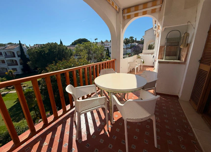 ELEGANTE APARTAMENTO ORIENTADO AL SUR CON VISTAS AL GOLF EN NUEVA ANDALUCIA