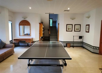 ELEGANTE APARTAMENTO ORIENTADO AL SUR CON VISTAS AL GOLF EN NUEVA ANDALUCIA