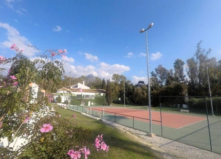 ELEGANTE APARTAMENTO ORIENTADO AL SUR CON VISTAS AL GOLF EN NUEVA ANDALUCIA