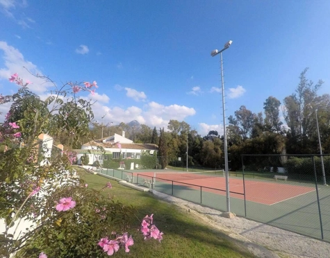 ELEGANT SOUTH FACING APARTMENT WITH GOLF VIEWS IN NUEVA ANDALUCIA