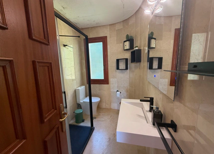 ELEGANTE APARTAMENTO ORIENTADO AL SUR CON VISTAS AL GOLF EN NUEVA ANDALUCIA