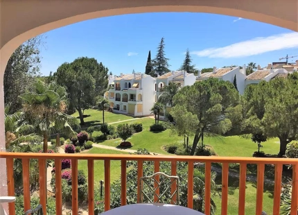 ELEGANTE APARTAMENTO ORIENTADO AL SUR CON VISTAS AL GOLF EN NUEVA ANDALUCIA