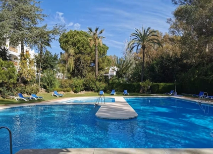 ELEGANTE APARTAMENTO ORIENTADO AL SUR CON VISTAS AL GOLF EN NUEVA ANDALUCIA