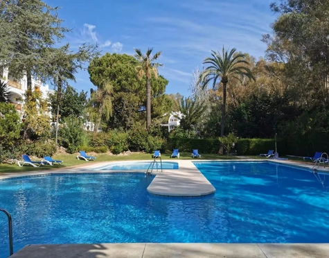 ELEGANT SOUTH FACING APARTMENT WITH GOLF VIEWS IN NUEVA ANDALUCIA