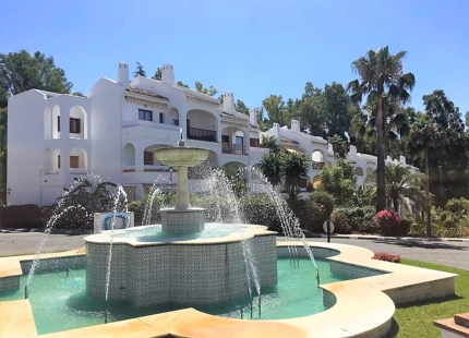 ELEGANTE APARTAMENTO ORIENTADO AL SUR CON VISTAS AL GOLF EN NUEVA ANDALUCIA