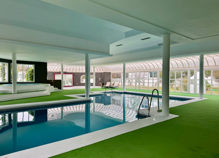 ELEGANTE APARTAMENTO ORIENTADO AL SUR CON VISTAS AL GOLF EN NUEVA ANDALUCIA