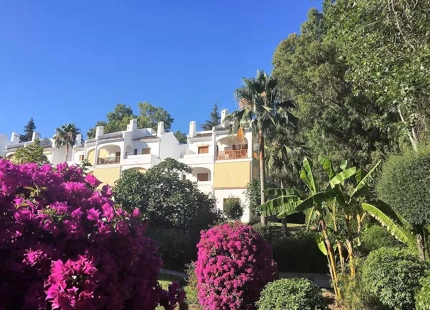 ELEGANTE APARTAMENTO ORIENTADO AL SUR CON VISTAS AL GOLF EN NUEVA ANDALUCIA