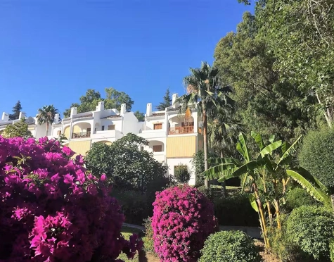ELEGANT SOUTH FACING APARTMENT WITH GOLF VIEWS IN NUEVA ANDALUCIA