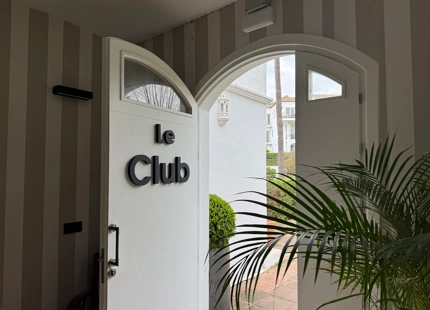 ELEGANTE APARTAMENTO ORIENTADO AL SUR CON VISTAS AL GOLF EN NUEVA ANDALUCIA