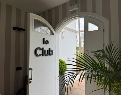 ELEGANT SOUTH FACING APARTMENT WITH GOLF VIEWS IN NUEVA ANDALUCIA