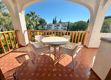 ELEGANTE APARTAMENTO ORIENTADO AL SUR CON VISTAS AL GOLF EN NUEVA ANDALUCIA