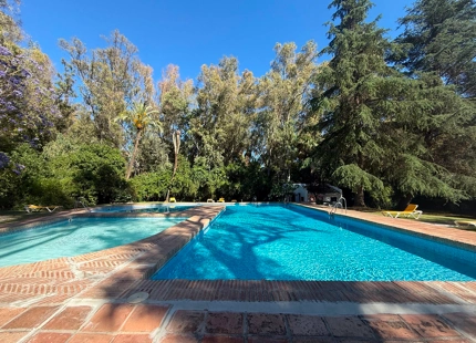 ELEGANTE APARTAMENTO ORIENTADO AL SUR CON VISTAS AL GOLF EN NUEVA ANDALUCIA