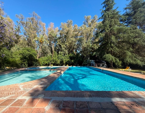 ELEGANTE APARTAMENTO ORIENTADO AL SUR CON VISTAS AL GOLF EN NUEVA ANDALUCIA