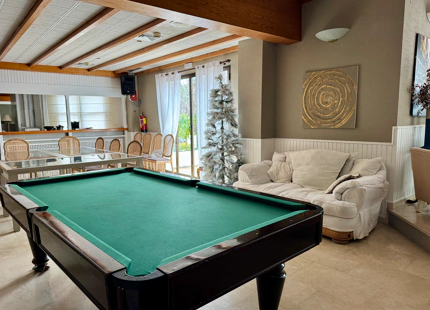 ELEGANTE APARTAMENTO ORIENTADO AL SUR CON VISTAS AL GOLF EN NUEVA ANDALUCIA