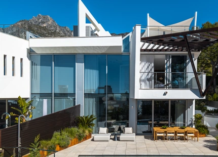 CONTEMPORARY SEMI DETACHED VILLA IN SIERRA BLANCA WITH SEA VIEWS