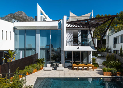 CONTEMPORARY SEMI DETACHED VILLA IN SIERRA BLANCA WITH SEA VIEWS