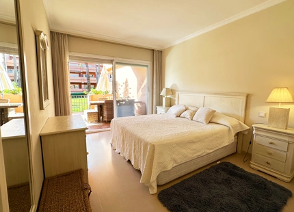 APARTAMENTO DE 2 DORMITORIOS FRENTE A LA PLAYA CON AMPLIA TERRAZA EN VENTA EN PUERTO BANÚS