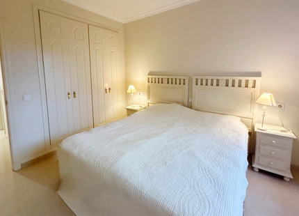 APARTAMENTO DE 2 DORMITORIOS FRENTE A LA PLAYA CON AMPLIA TERRAZA EN VENTA EN PUERTO BANÚS