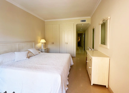 APARTAMENTO DE 2 DORMITORIOS FRENTE A LA PLAYA CON AMPLIA TERRAZA EN VENTA EN PUERTO BANÚS